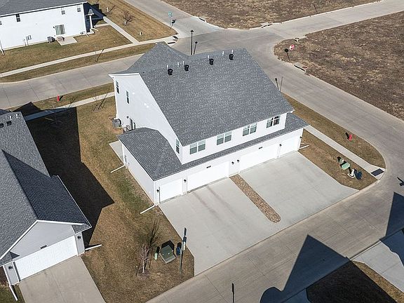 3rd image of 2481 Rookwood Ln