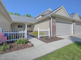 688 Shoreline Dr, Fenton, MI 48430