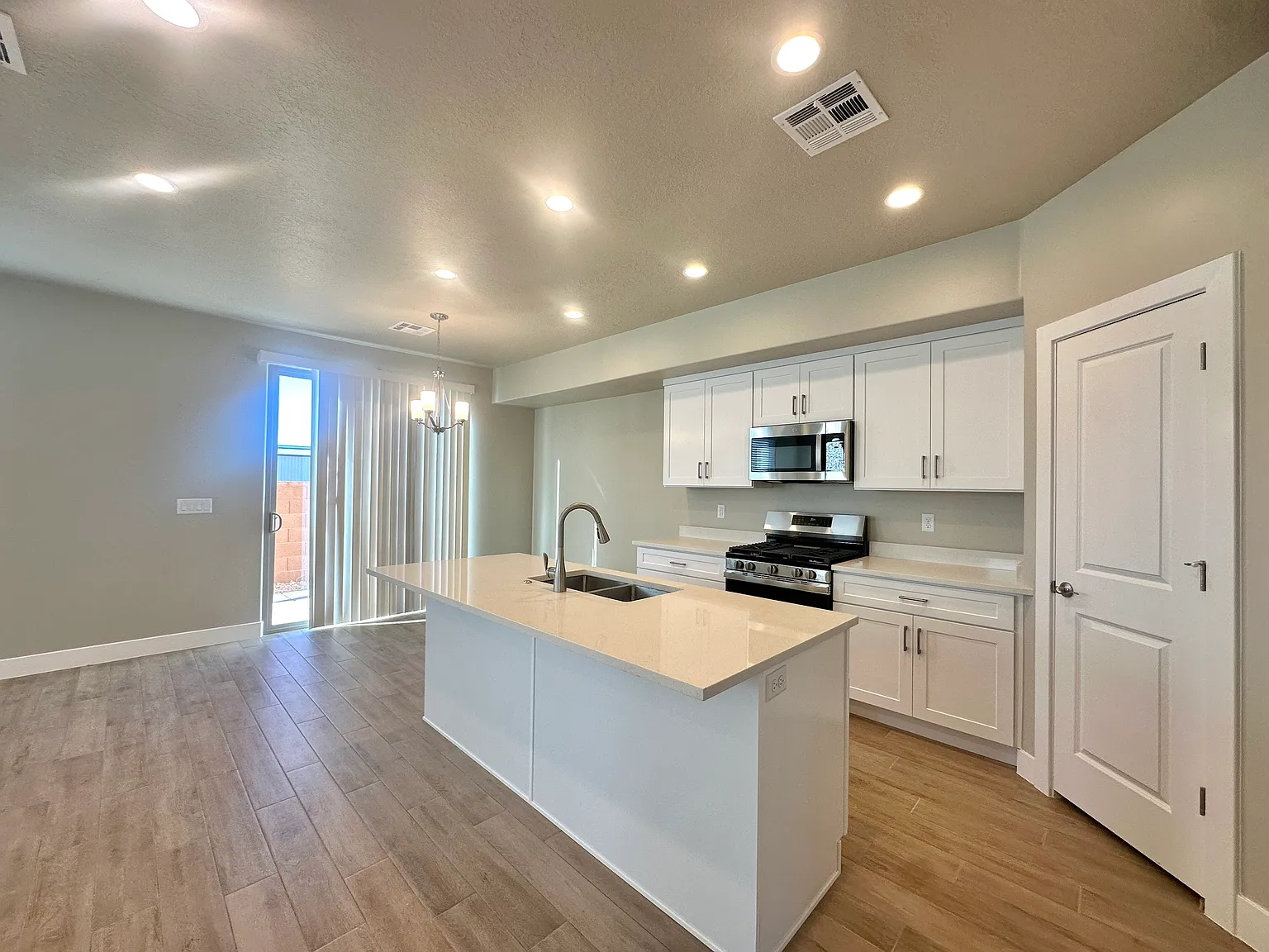 Newly Built beautiful 4 bedroom townhome — Photo 2