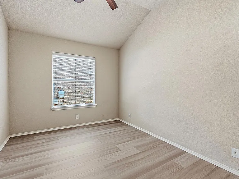 1918 Golden Arrow Ave — Photo 3