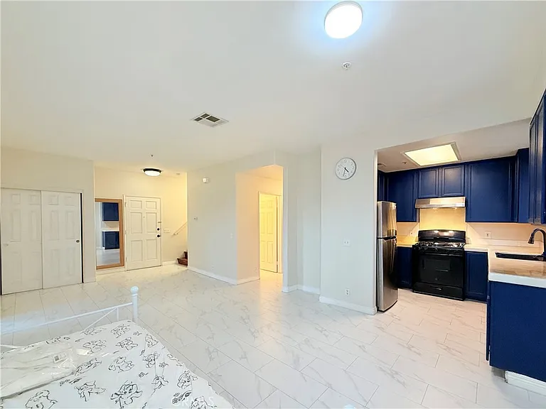 319 W Duarte Rd #319A — Photo 3