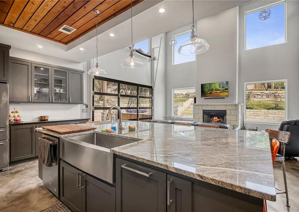 1st image of 207 Valley Hill Dr