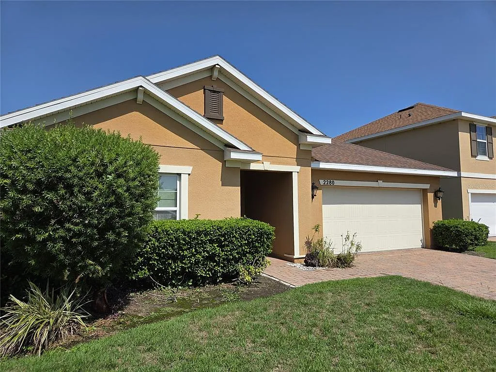 3 bed, 2.0 bath, 1844 sqft, $2,100 — Photo 1