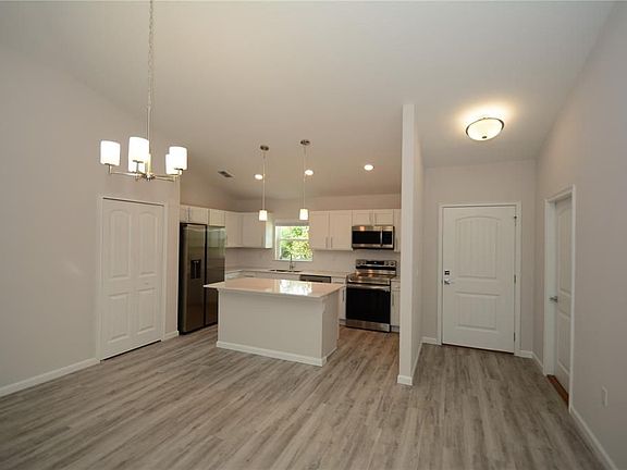 4th image of 38 Forest Grove Dr