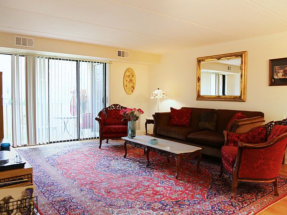 3rd image of 4660 N Austin Ave APT 108