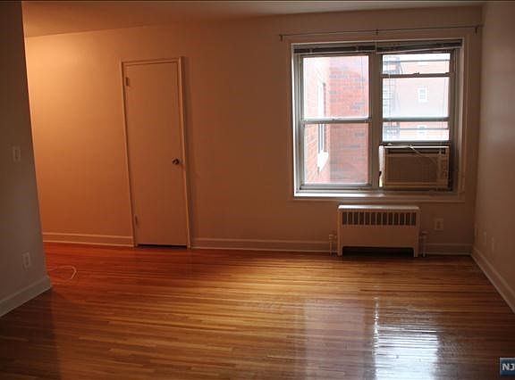 4th image of 2340 Linwood Ave #2H-402H