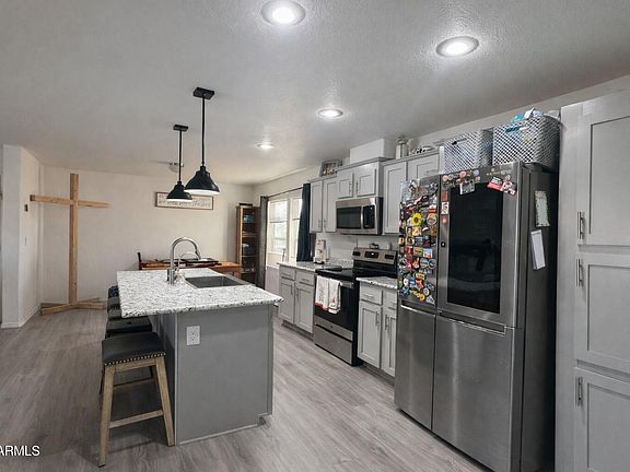 2nd image of 2046 S MARIPOSA Road