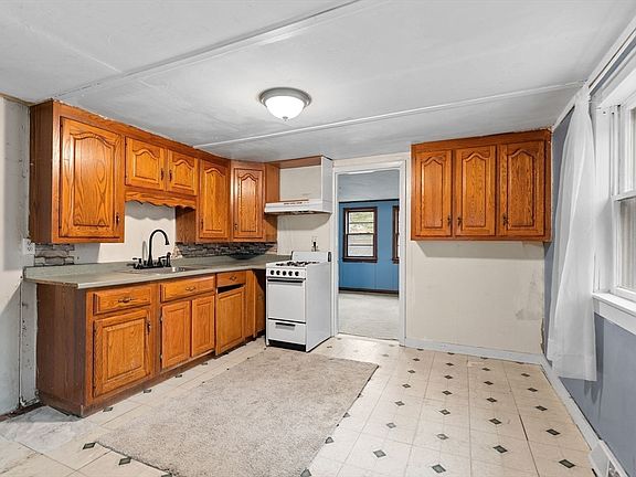 4th image of 6 Cardinal Ave