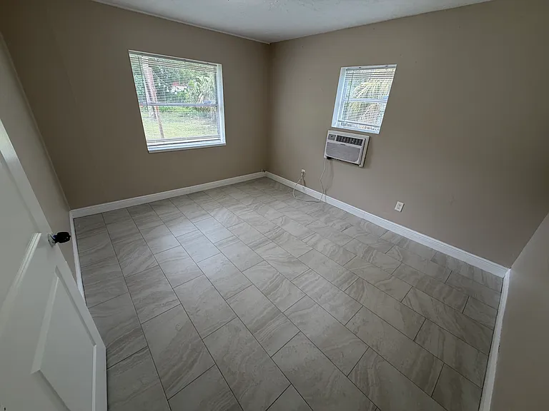 1025 Rose Ave — Photo 6
