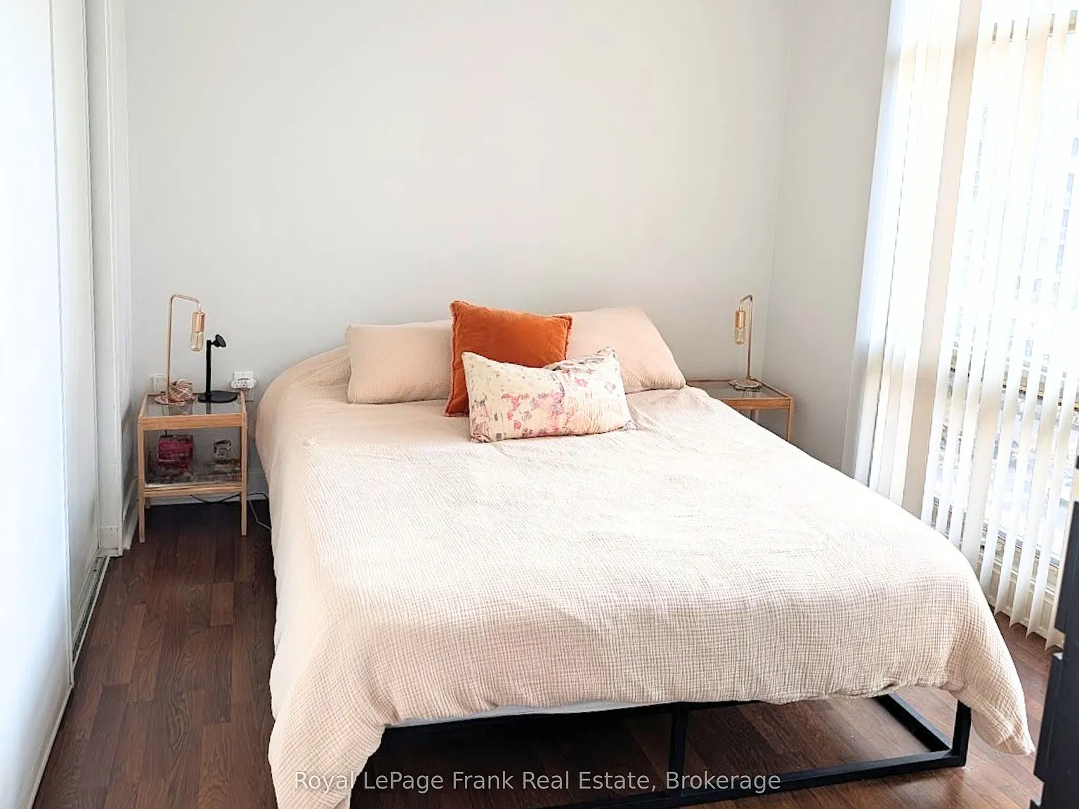 9 Spadina Ave — Photo 2