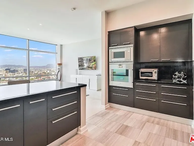 900 W Olympic Blvd #34D — Photo 3