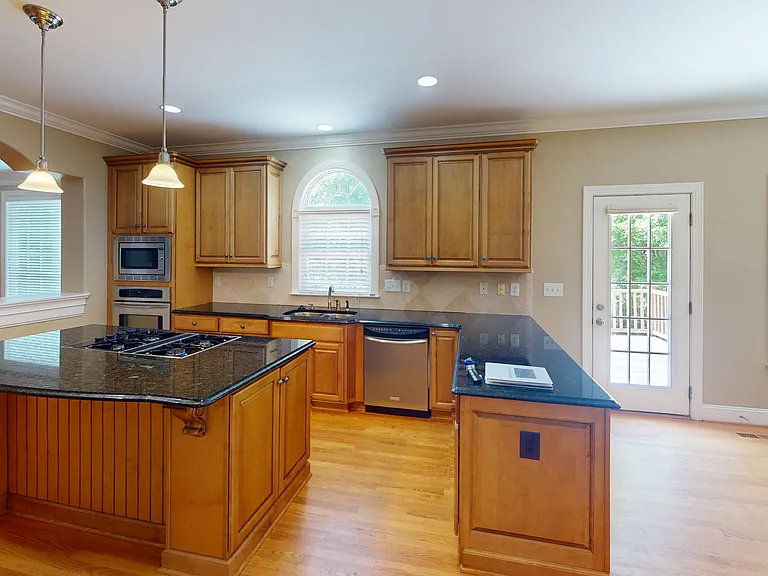 2140 Rossmore Rd — Photo 2