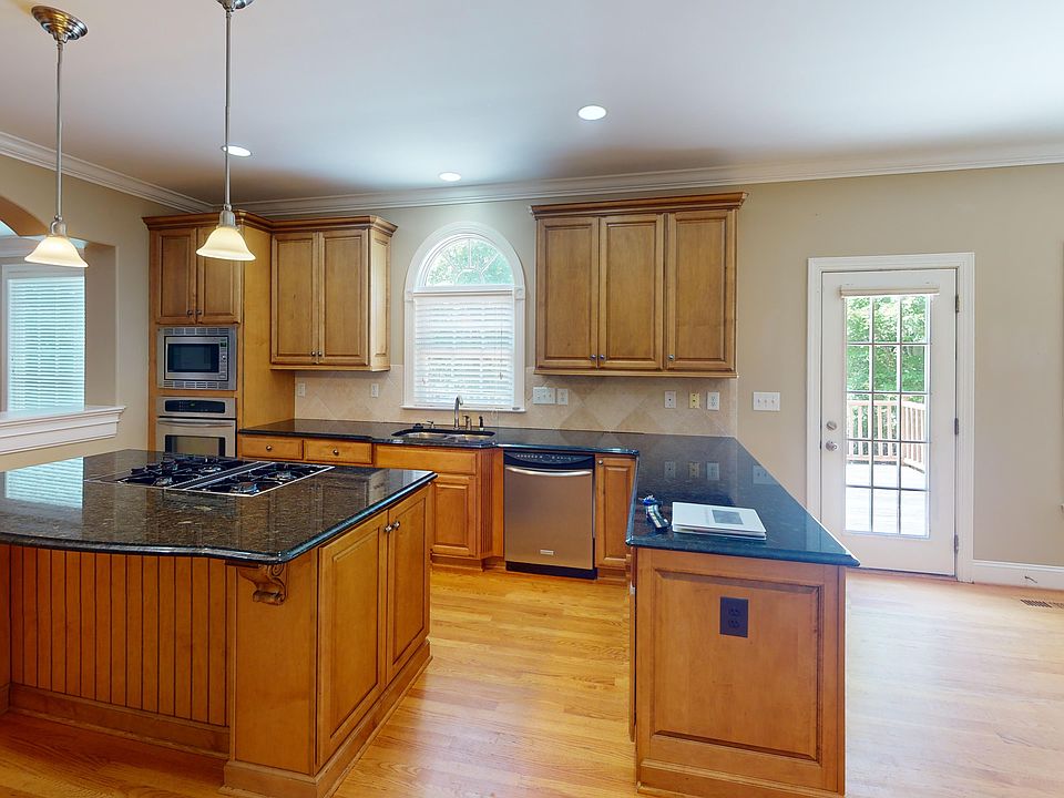 2nd image of 2140 Rossmore Rd