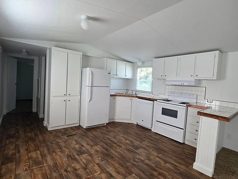 689 Bonfire Dr — Photo 4