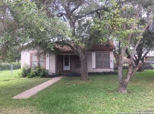 1903 9th St, Floresville, TX 78114