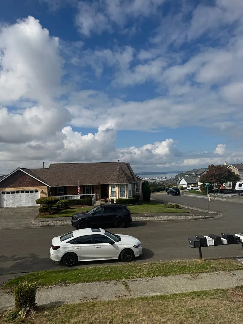 Bright NE Tacoma Home 3 Bedroom 2 Bath, Peaking Sound View with a 3 Car Garage & Fenced Yard! — Photo 2