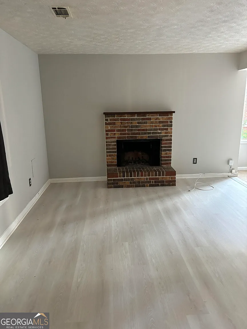 1421 S Pine St NE photo 1