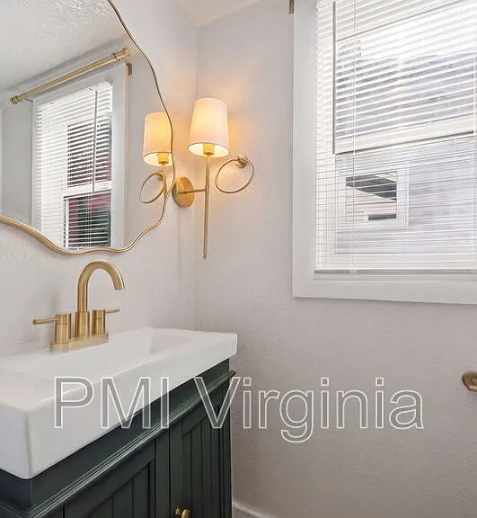 1035 W 36th St — Photo 15