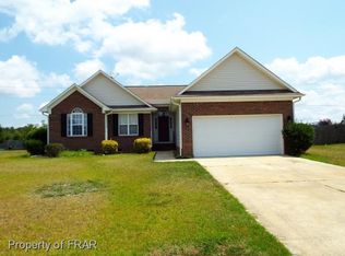 1041 Thistle Gold Dr, Hope Mills, NC 28348