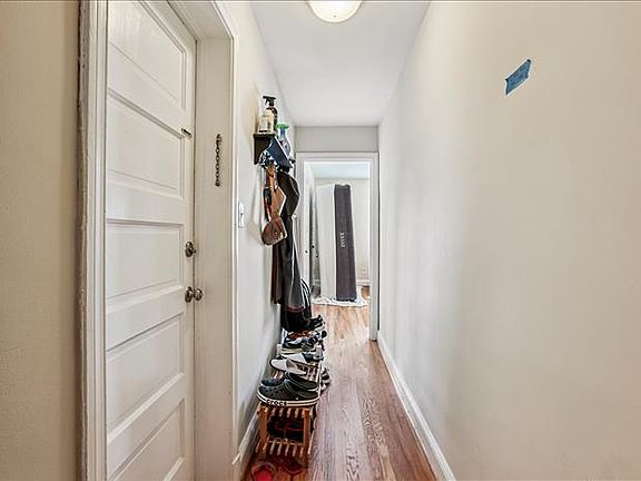 2nd image of 904 N Ivy St Unit 2