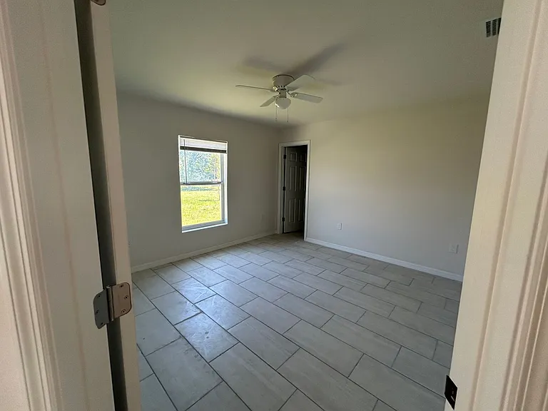 Coming Soon Newer 3/2 Duplex -1 car garage — Photo 12