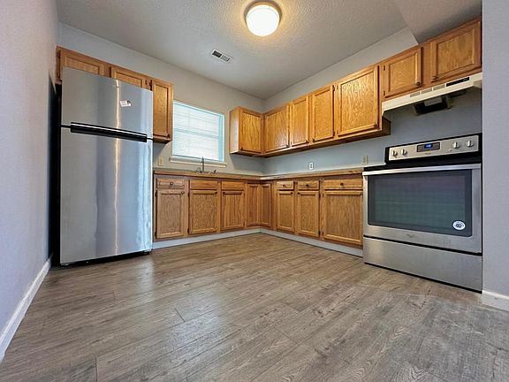 4th image of 557 Sherman St