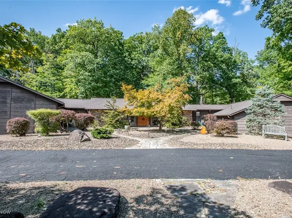 11654 The Blfs, Strongsville, OH 44136