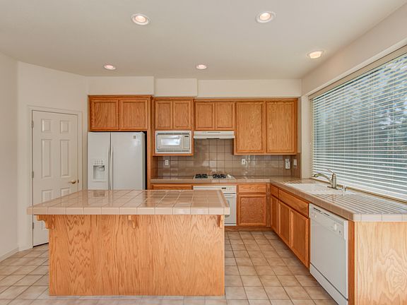 3rd image of 4071 Ironwood Dr