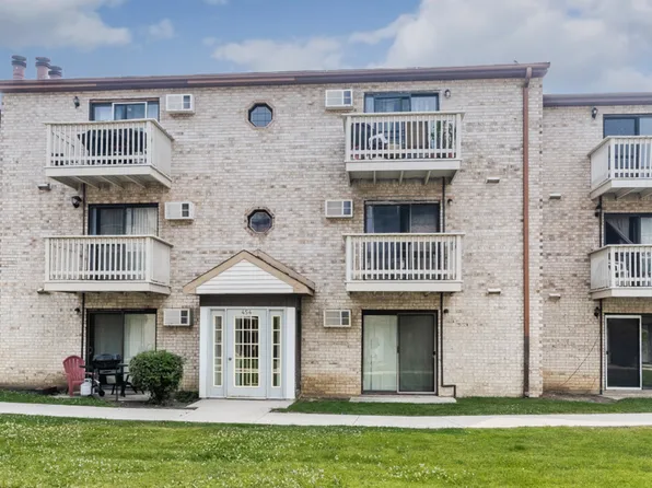 454 E Spruce Dr APT 2B, Palatine, IL 60074