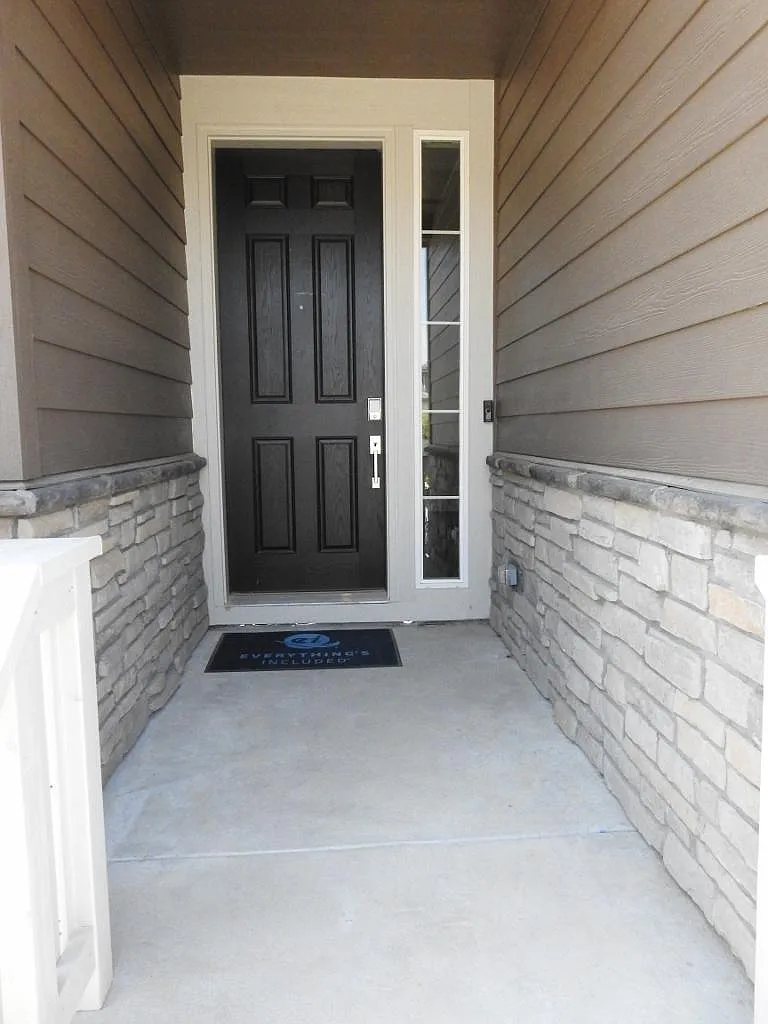 3 bed, 2.5 bath, 2287 sqft, $3,200 — Photo 2