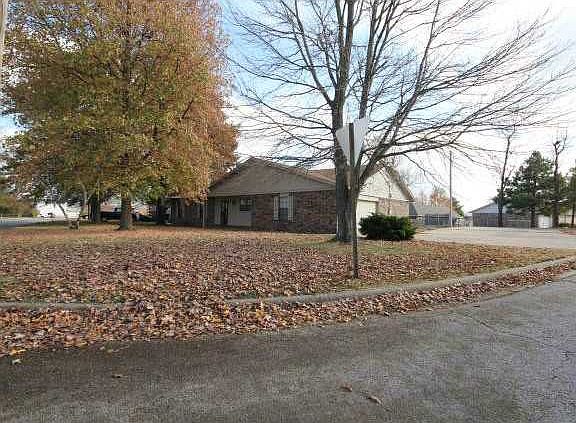 2nd image of 914 W Callahan Dr