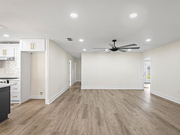3rd image of 210 Lynwood Dr