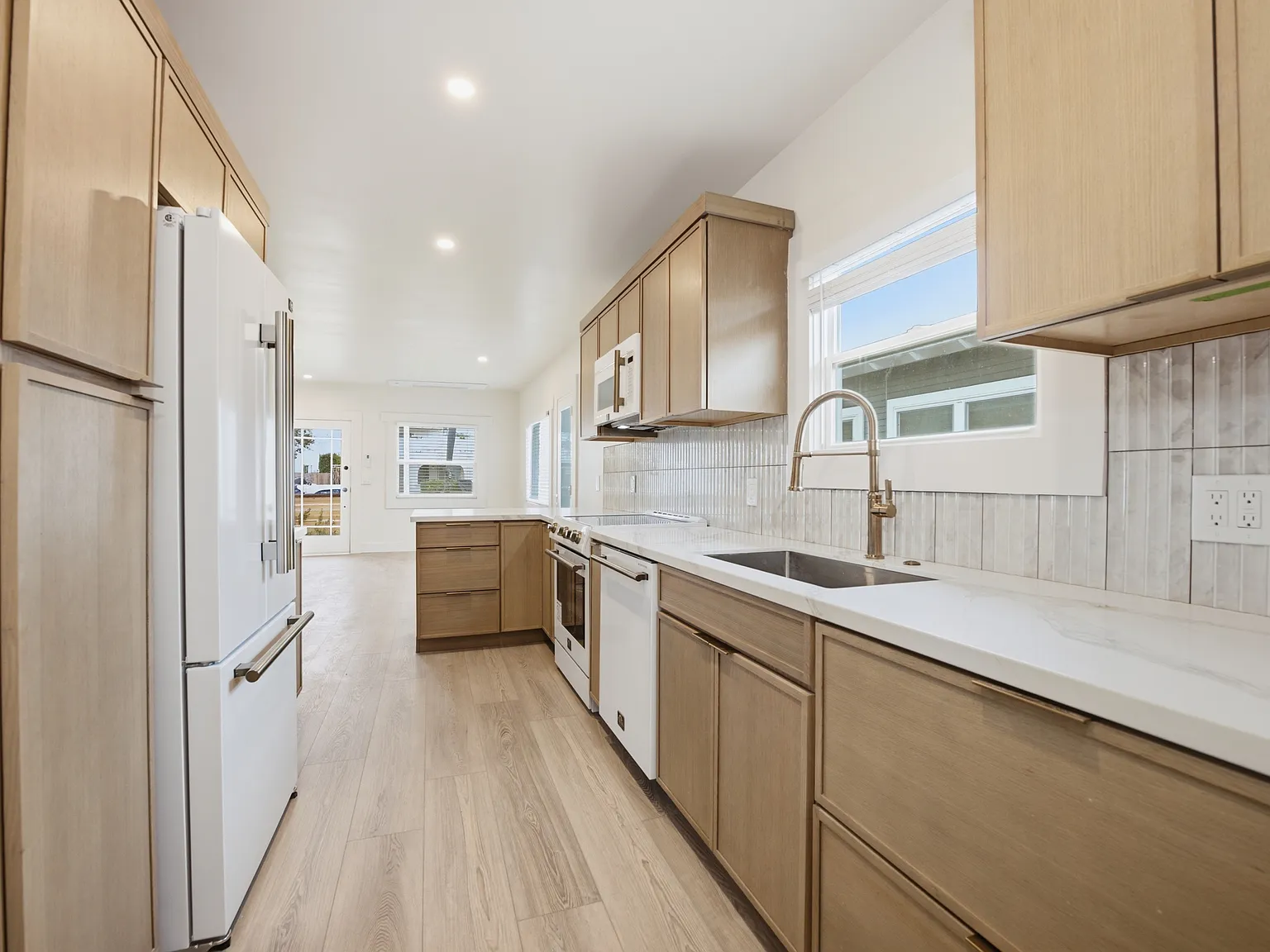 2 bed, 900 sqft, $3,900 — Photo 2