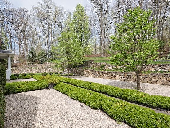 3rd image of 23 Parkview Cir