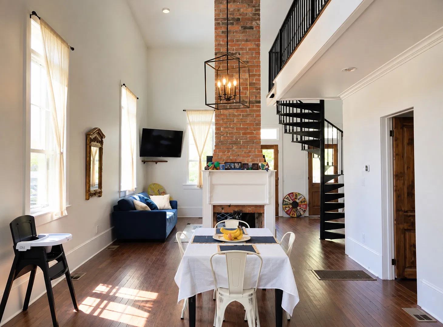2528 College St — Photo 1