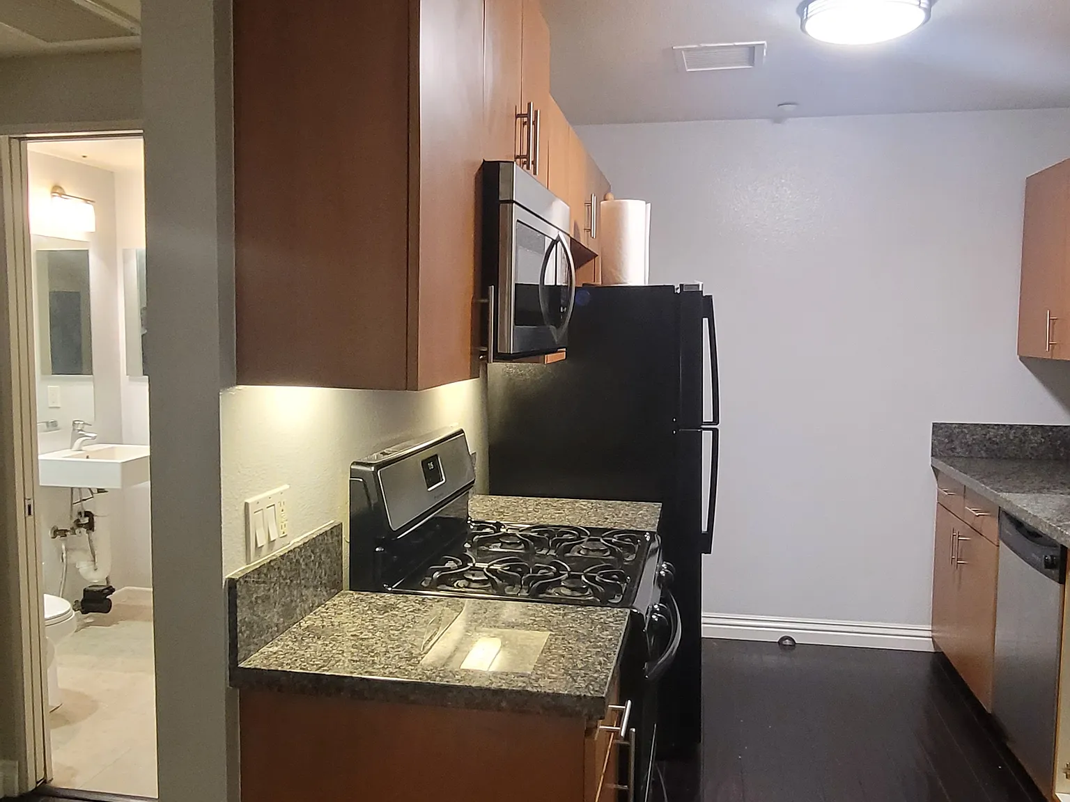 1 bed, 1.5 bath, 820 sqft, $2,200 — Photo 3