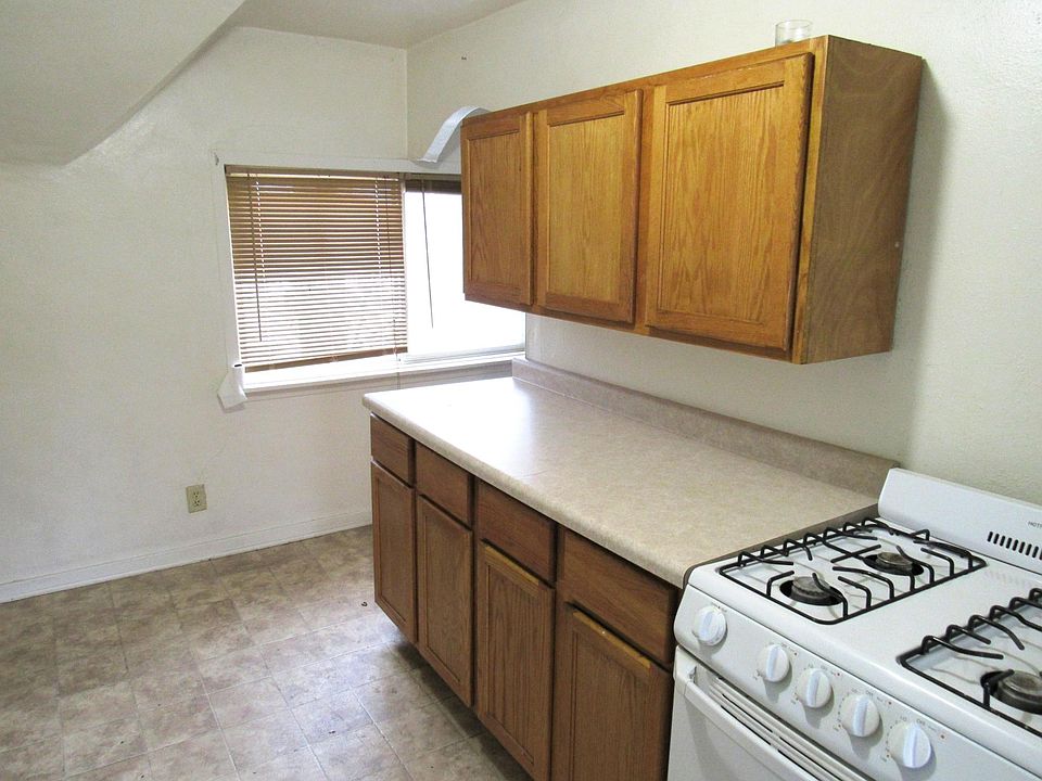 2nd image of 815 9th Ave SE APT 5