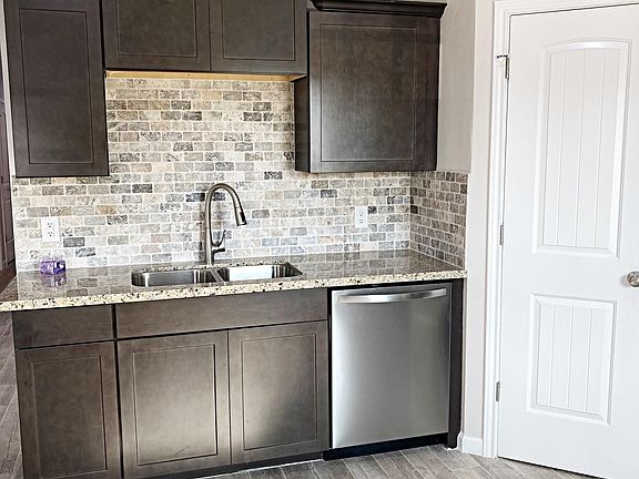 4th image of 390 Bower Dr