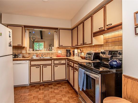 4th image of 44 Fireside Ln