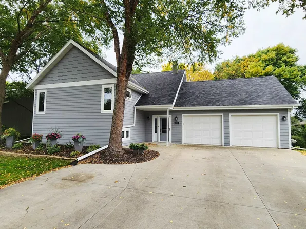 901 27th St, Spirit Lake, IA 51360