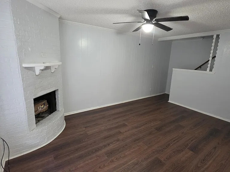 406 Hollyhill Ln — Photo 2
