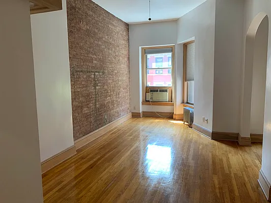 Rented by Salon Realty Corp | media 12