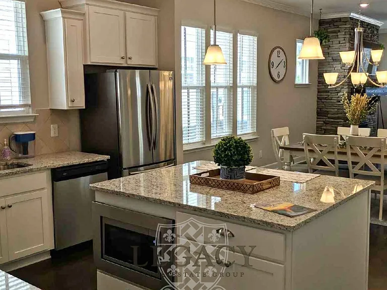 708 Goswell Dr — Photo 10