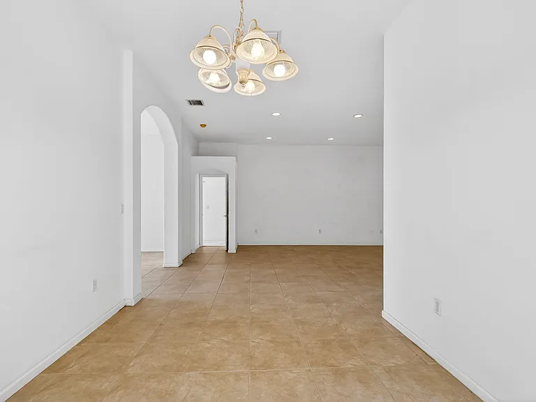 2431 Westmont Dr — Photo 11