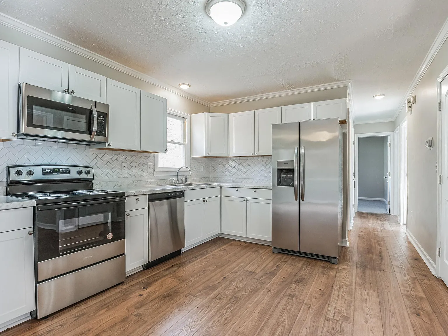 3 bed, 1056 sqft, $2,300 — Photo 4