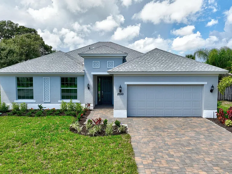 2466 SE Robin Cir — Photo 1