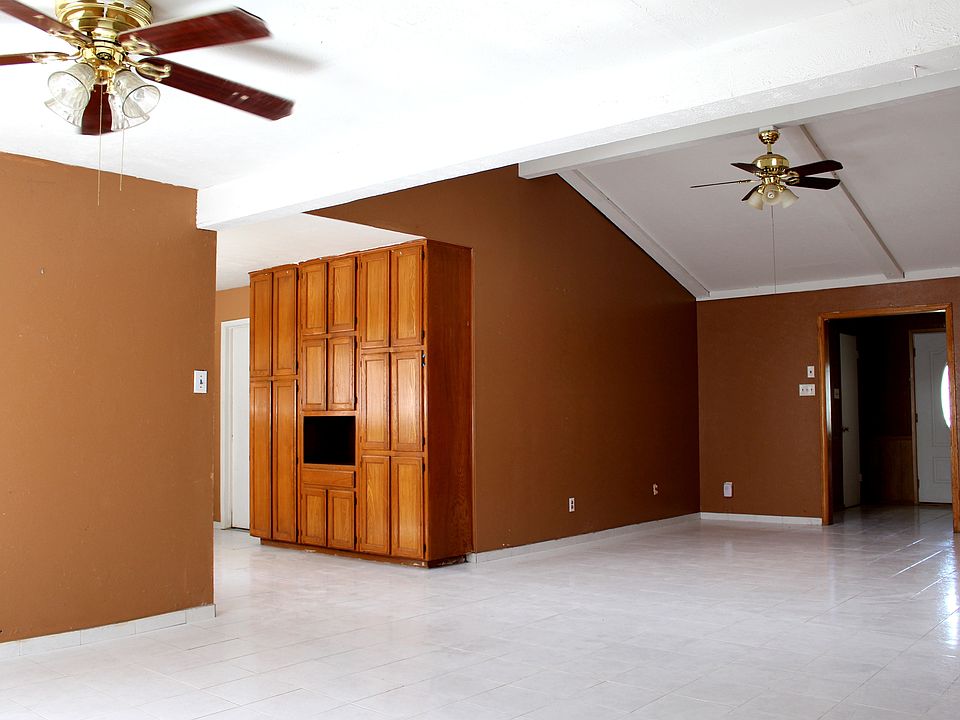 Spacious living room 1