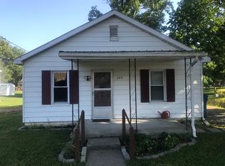 205 E Meadow St, Wayne City, IL 62895