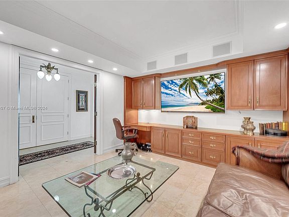 5th image of 20201 E Country Club Dr APT 604