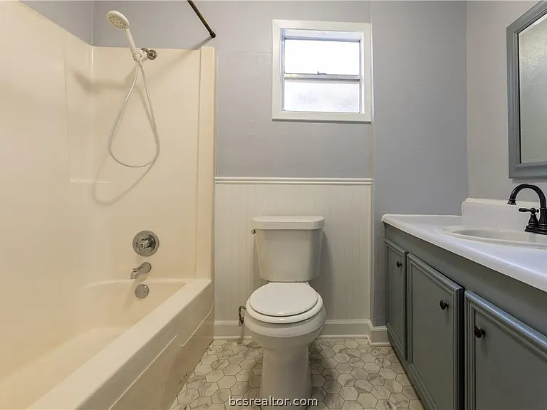 704 Edgemore Dr — Photo 13